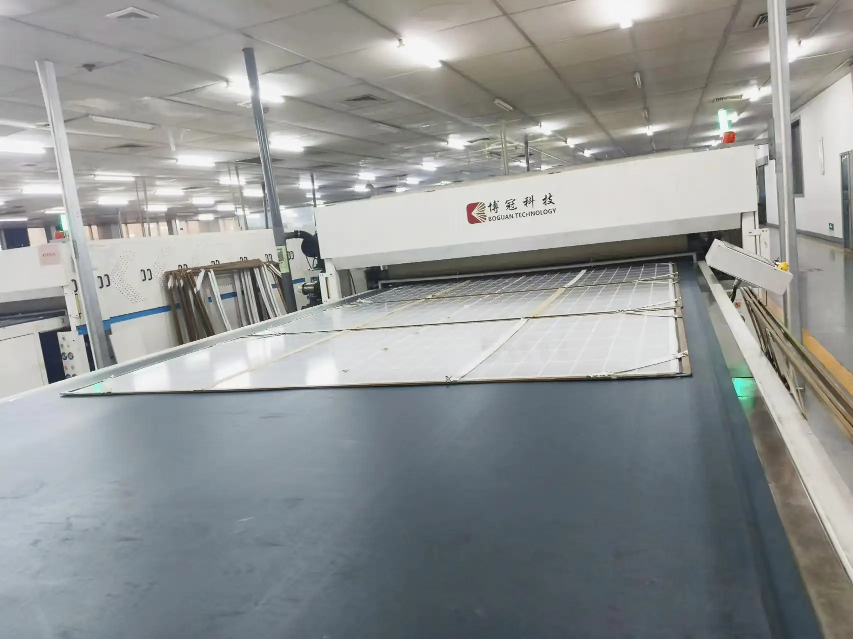 Solar panel lamination machine for encapsulating PV modules