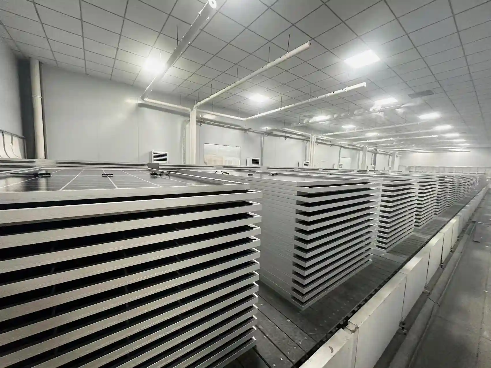 Curing station for laminated photovoltaic solar modules